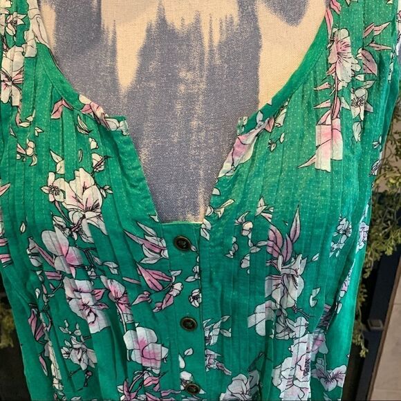 Torrid Women's 0 pin tucked green floral sleeveless button up split neck tank - Picture 2 of 7